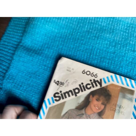 Simplicity sewing pattern  6066 blouse button down - Picture 2 of 5